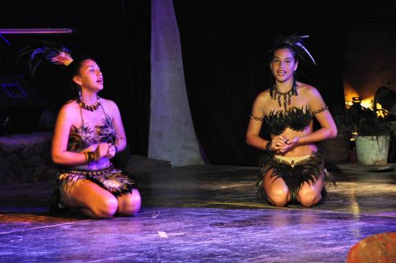 Show de danças e músicas típicas da Polinésia em bar de Hanga Roa, única cidade na Ilha de Páscoa, ilha chilena no meio do Oceano Pacífico
